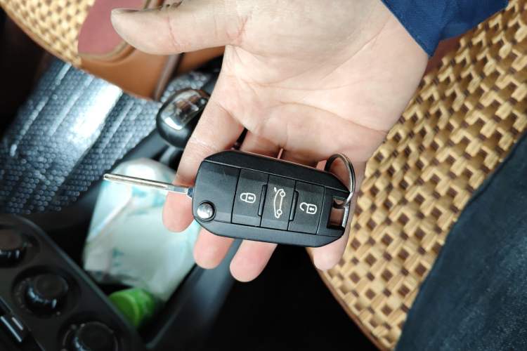 Used Citroen Elysee 2015 Zhishang Edition 1.6L Manual Fashion Model Vehicle Key