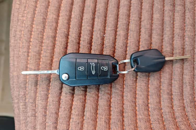 Used Citroen Elysee 2015 Zhishang Edition 1.6L Manual Fashion Model Vehicle Key