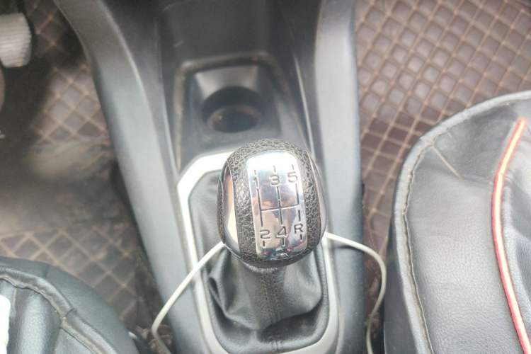 Used Citroen Elysee 2015 Zhishang Edition 1.6L Manual Fashion Model Gear Lever