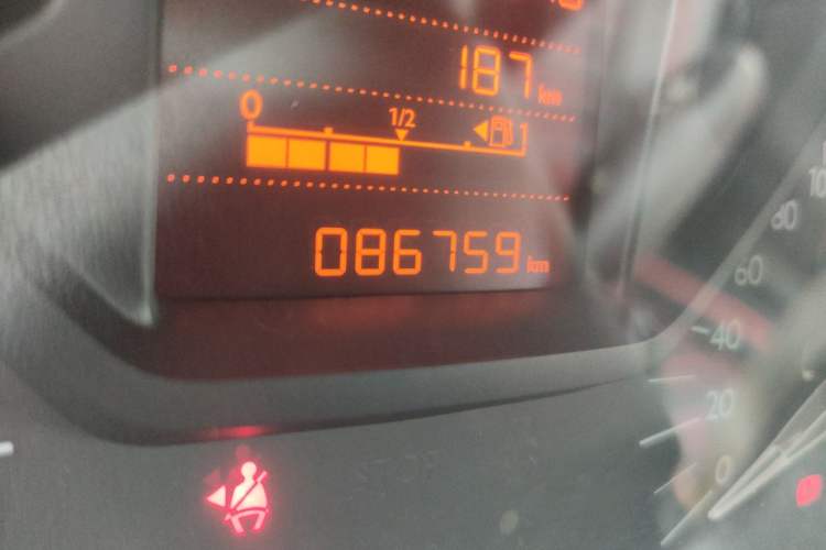 Used Citroen Elysee 2015 Zhishang Edition 1.6L Manual Fashion Model Odometer Close Up