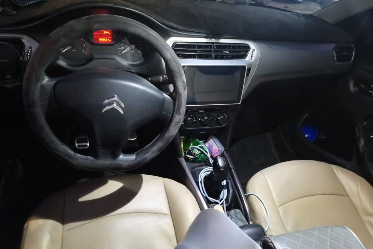 Used Citroen Elysee 2015 Zhishang Edition 1.6L Manual Fashion Model Center Console