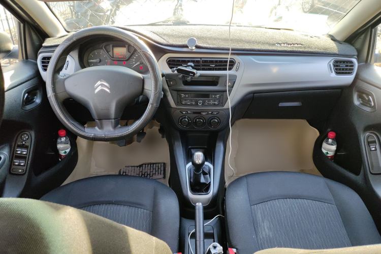 Used Citroen Elysee 2015 Zhishang Edition 1.6L Manual Fashion Model Center Console