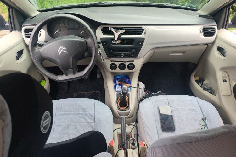 Used Citroen Elysee 2015 Zhishang Edition 1.6L Manual Fashion Model Center Console