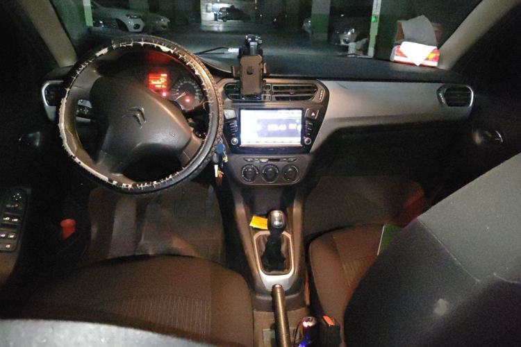 Used Citroen Elysee 2015 Zhishang Edition 1.6L Manual Fashion Model Center Console