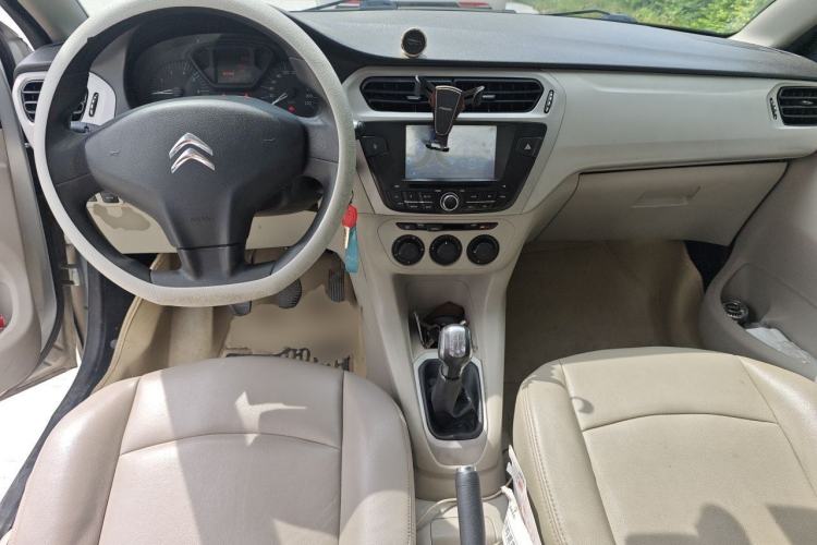Used Citroen Elysee 2015 Zhishang Edition 1.6L Manual Fashion Model Center Console