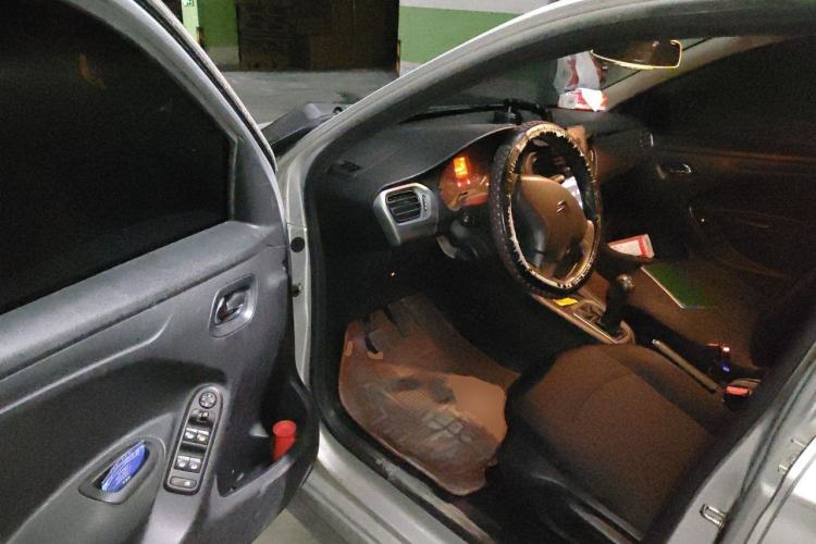 Used Citroen Elysee 2015 Zhishang Edition 1.6L Manual Fashion Model Driver Seat