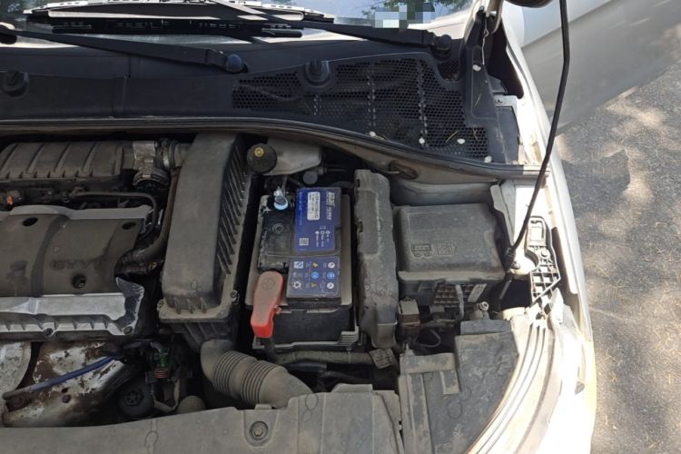 Used Citroen Elysee 2015 Zhishang Edition 1.6L Manual Fashion Model Engine Bay Left