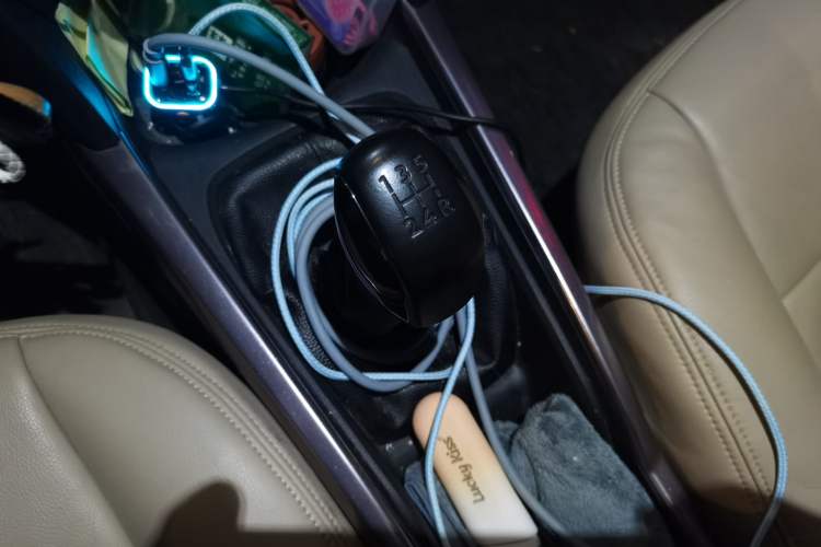 Used Citroen Elysee 2015 Zhishang Edition 1.6L Manual Fashion Model Gear Lever