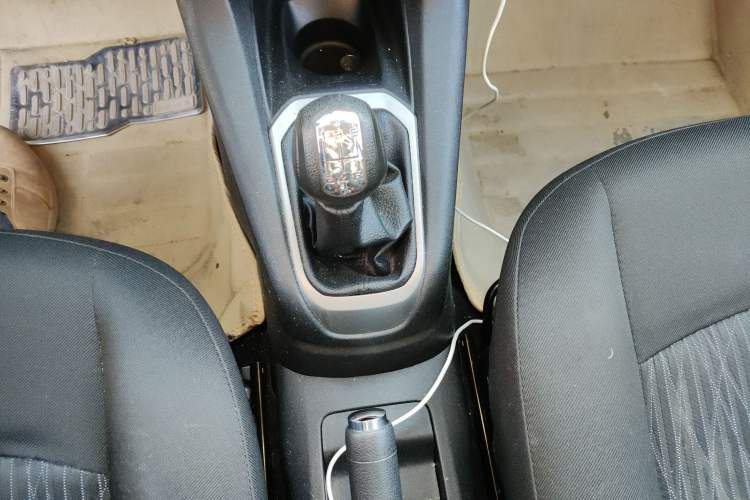 Used Citroen Elysee 2015 Zhishang Edition 1.6L Manual Fashion Model Gear Lever