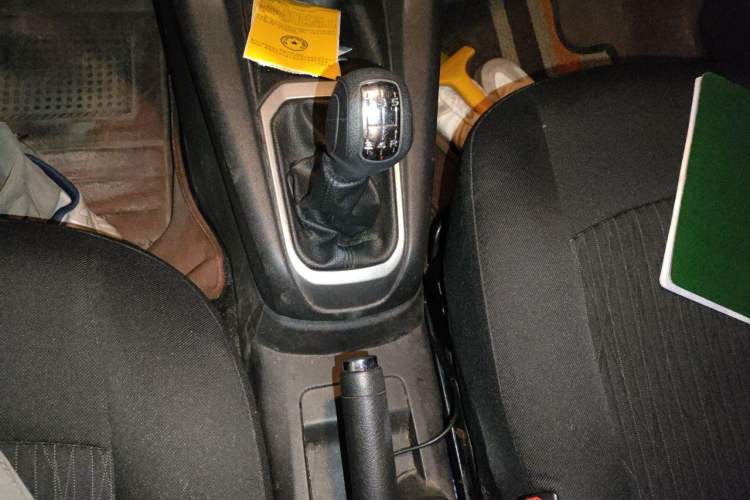 Used Citroen Elysee 2015 Zhishang Edition 1.6L Manual Fashion Model Gear Lever