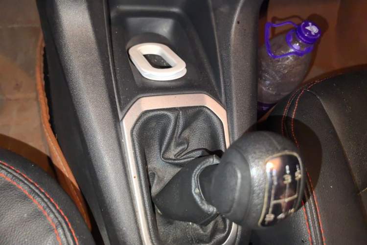 Used Citroen Elysee 2015 Zhishang Edition 1.6L Manual Fashion Model Gear Lever