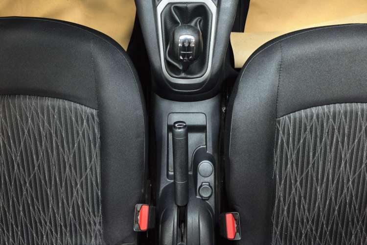 Used Citroen Elysee 2015 Zhishang Edition 1.6L Manual Fashion Model Gear Lever
