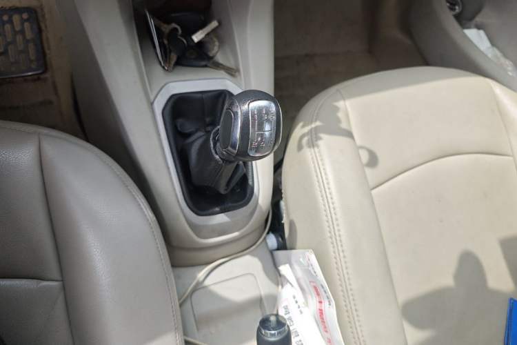 Used Citroen Elysee 2015 Zhishang Edition 1.6L Manual Fashion Model Gear Lever