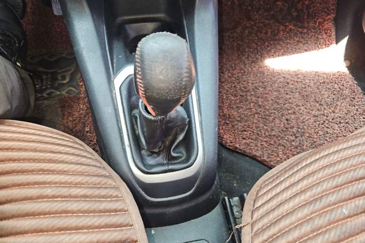 Used Citroen Elysee 2015 Zhishang Edition 1.6L Manual Fashion Model Gear Lever