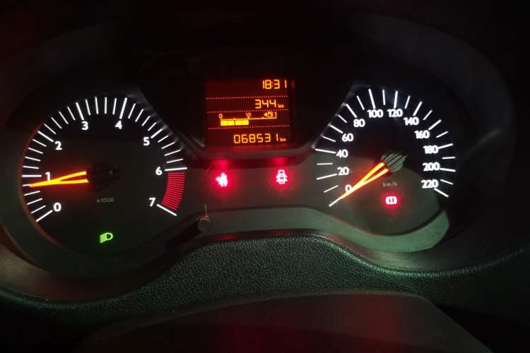 Used Citroen Elysee 2015 Zhishang Edition 1.6L Manual Fashion Model Odometer Close Up