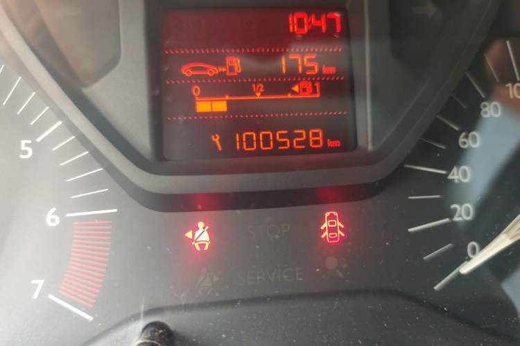 Used Citroen Elysee 2015 Zhishang Edition 1.6L Manual Fashion Model Odometer Close Up