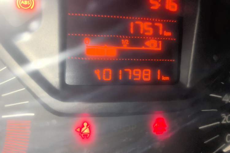 Used Citroen Elysee 2015 Zhishang Edition 1.6L Manual Fashion Model Odometer Close Up