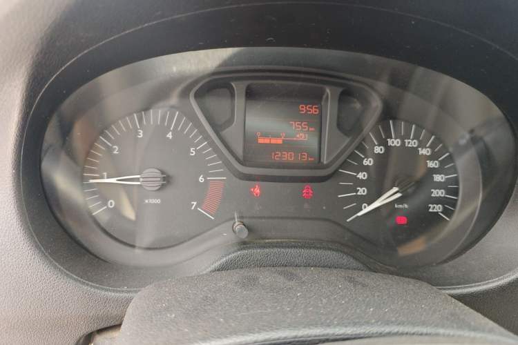 Used Citroen Elysee 2015 Zhishang Edition 1.6L Manual Fashion Model Odometer Close Up