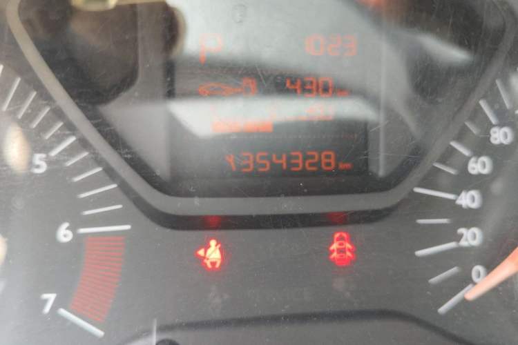 Used Citroen Elysee 2015 Qishang Edition 1.6L Automatic Fashion Model Odometer Close Up