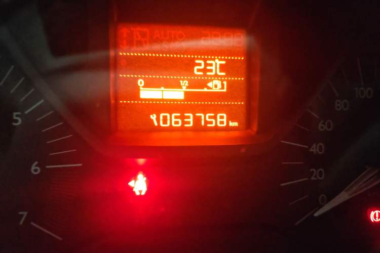 Used Citroen Elysee 2015 Zhishang Edition 1.6L Manual Fashion Model Odometer Close Up