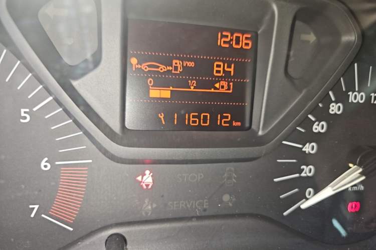 Used Citroen Elysee 2015 Zhishang Edition 1.6L Manual Fashion Model Odometer Close Up