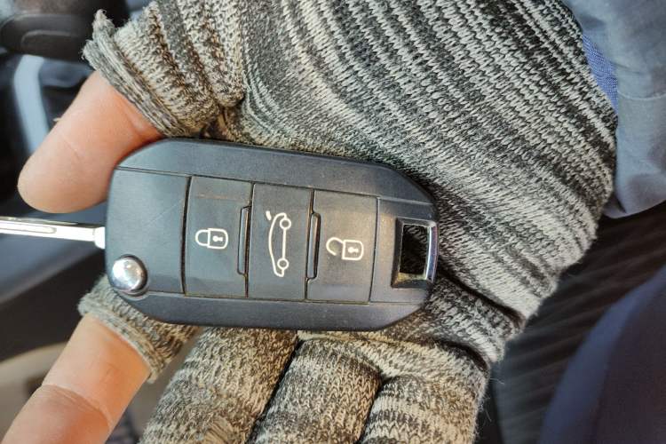Used Citroen Elysee 2015 Zhishang Edition 1.6L Manual Fashion Model Vehicle Key