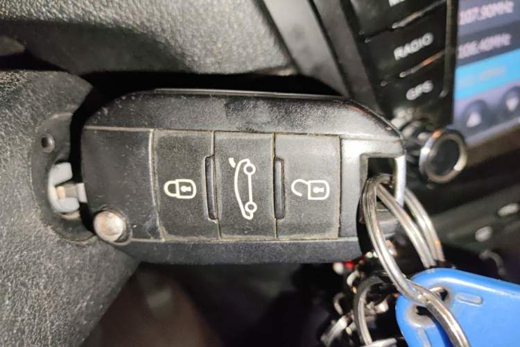 Used Citroen Elysee 2015 Zhishang Edition 1.6L Manual Fashion Model Vehicle Key