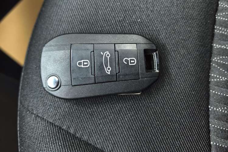 Used Citroen Elysee 2015 Zhishang Edition 1.6L Manual Fashion Model Vehicle Key