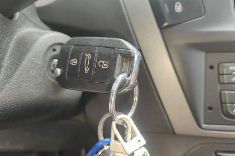 Used Citroen Elysee 2015 Zhishang Edition 1.6L Manual Fashion Model Vehicle Key