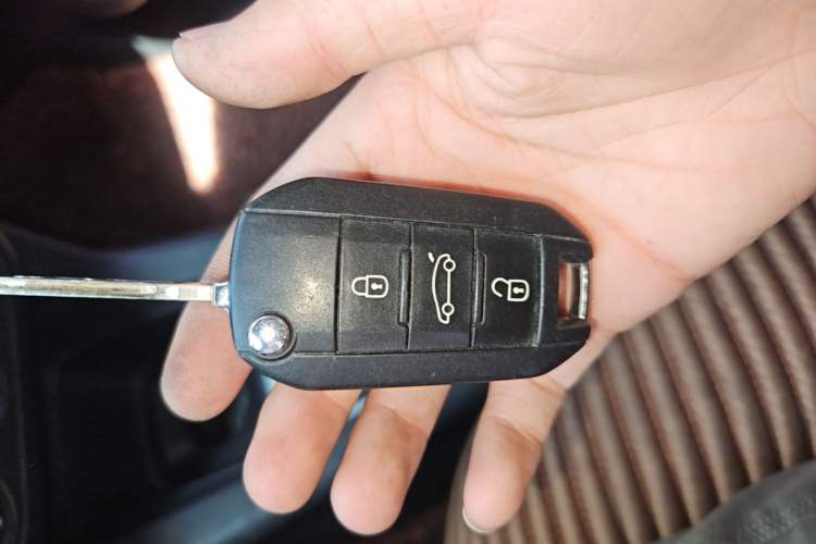 Used Citroen Elysee 2015 Zhishang Edition 1.6L Manual Fashion Model Vehicle Key