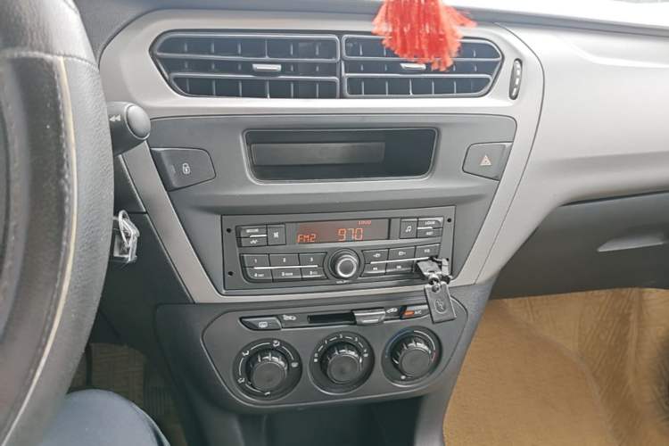 Used Citroen Elysee 2015 Zhishang Edition 1.6L Manual Fashion Model Audio And AC Panel