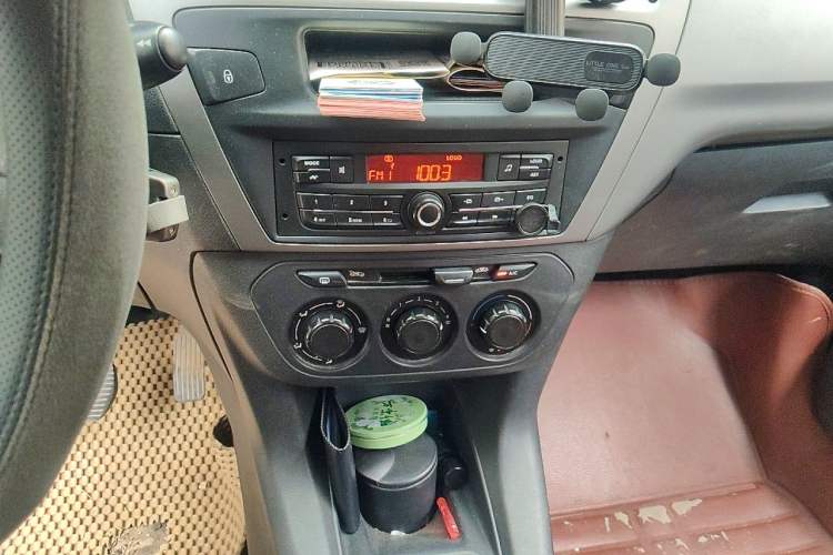 Used Citroen Elysee 2015 Zhishang Edition 1.6L Manual Fashion Model Audio And AC Panel