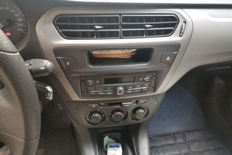 Used Citroen Elysee 2015 Zhishang Edition 1.6L Manual Fashion Model Audio And AC Panel