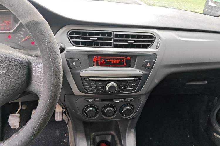 Used Citroen Elysee 2015 Zhishang Edition 1.6L Manual Fashion Model Audio And AC Panel