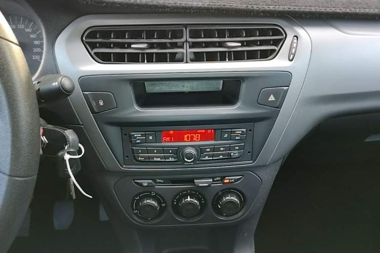 Used Citroen Elysee 2015 Zhishang Edition 1.6L Manual Fashion Model Audio And AC Panel