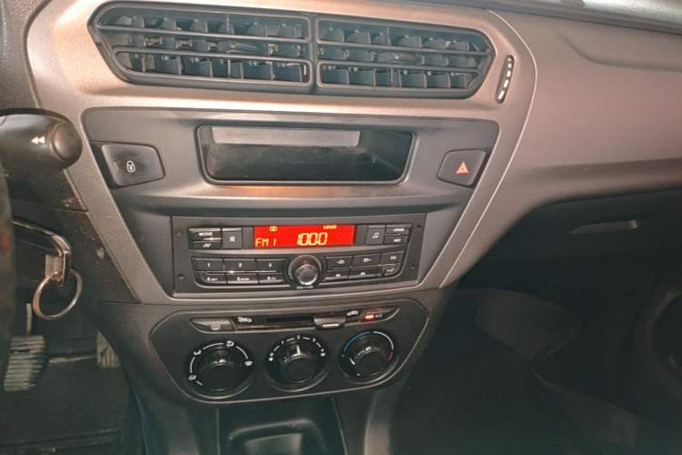 Used Citroen Elysee 2015 Zhishang Edition 1.6L Manual Fashion Model Audio And AC Panel