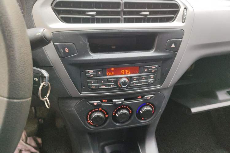 Used Citroen Elysee 2015 Zhishang Edition 1.6L Manual Fashion Model Audio And AC Panel