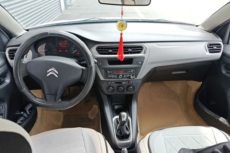 Used Citroen Elysee 2015 Zhishang Edition 1.6L Manual Fashion Model Center Console