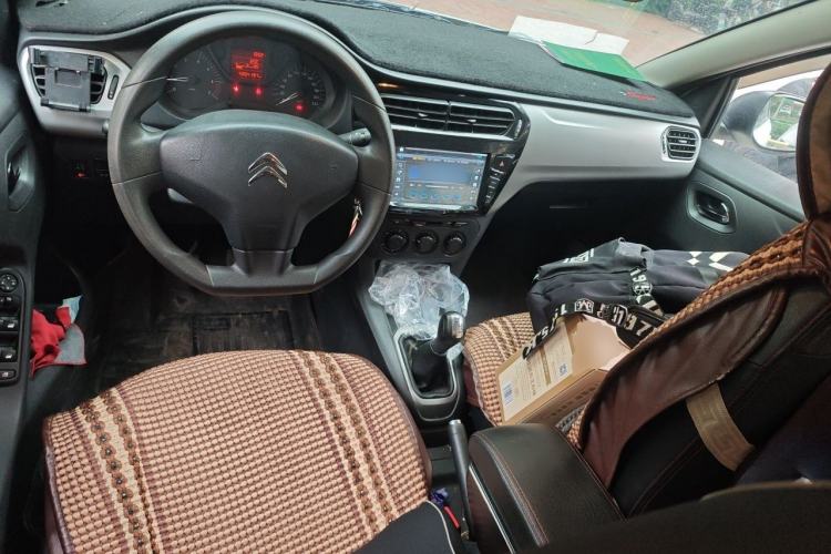 Used Citroen Elysee 2015 Zhishang Edition 1.6L Manual Fashion Model Center Console