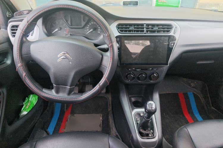 Used Citroen Elysee 2015 Zhishang Edition 1.6L Manual Fashion Model Center Console