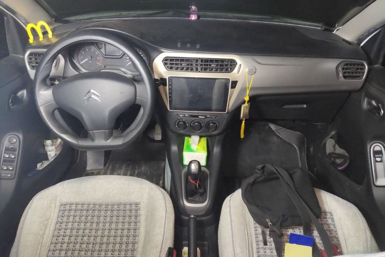 Used Citroen Elysee 2015 Zhishang Edition 1.6L Manual Fashion Model Center Console