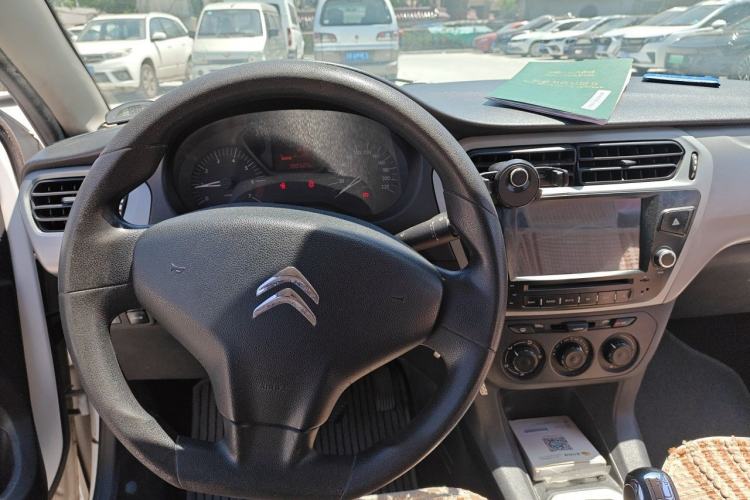 Used Citroen Elysee 2015 Zhishang Edition 1.6L Manual Fashion Model Center Console