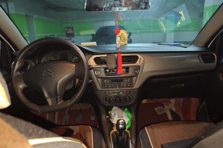 Used Citroen Elysee 2015 Zhishang Edition 1.6L Manual Fashion Model Center Console