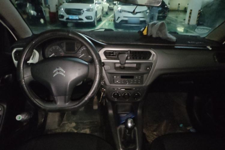 Used Citroen Elysee 2015 Zhishang Edition 1.6L Manual Fashion Model Center Console