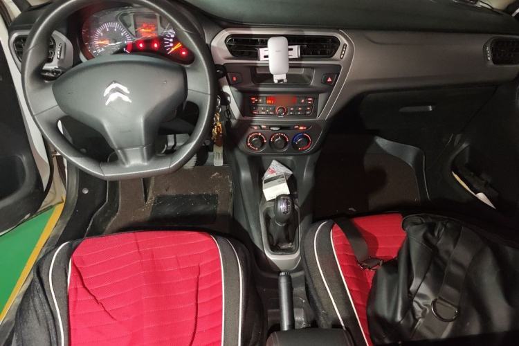 Used Citroen Elysee 2015 Zhishang Edition 1.6L Manual Fashion Model Center Console