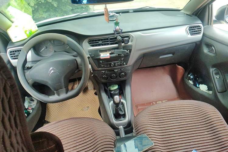 Used Citroen Elysee 2015 Zhishang Edition 1.6L Manual Fashion Model Center Console