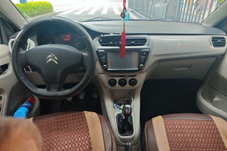 Used Citroen Elysee 2015 Zhishang Edition 1.6L Manual Fashion Model Center Console
