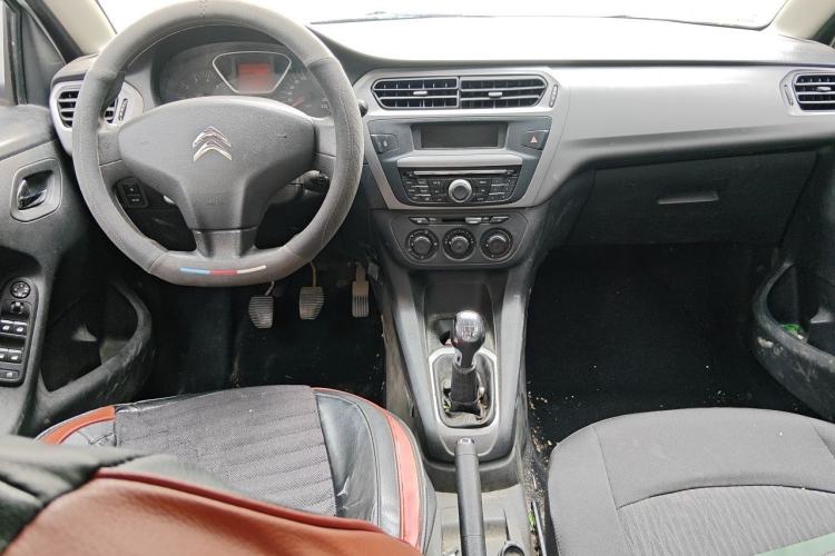 Used Citroen Elysee 2015 Zhishang Edition 1.6L Manual Fashion Model Center Console