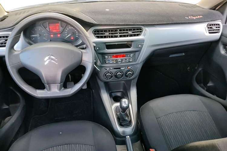 Used Citroen Elysee 2015 Zhishang Edition 1.6L Manual Fashion Model Center Console