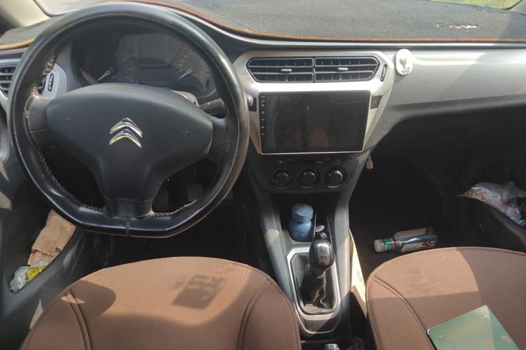 Used Citroen Elysee 2015 Zhishang Edition 1.6L Manual Fashion Model Center Console